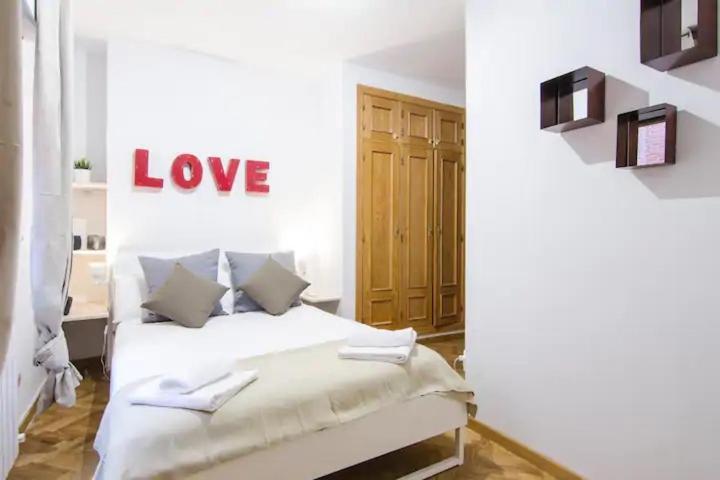 Bright & Spacious- City Center- 2Rooms-2Bathrooms — Photos 2